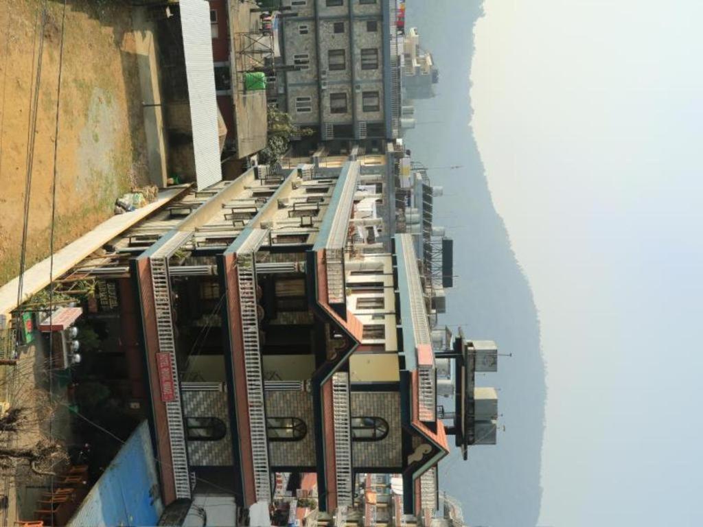 Hotel Royal Image Pokhara Buitenkant foto