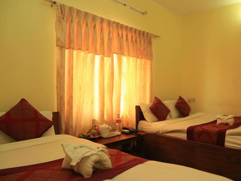 Hotel Royal Image Pokhara Buitenkant foto