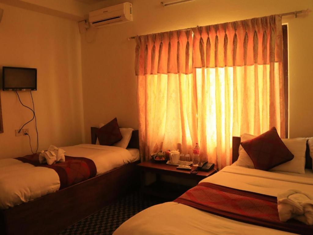 Hotel Royal Image Pokhara Buitenkant foto