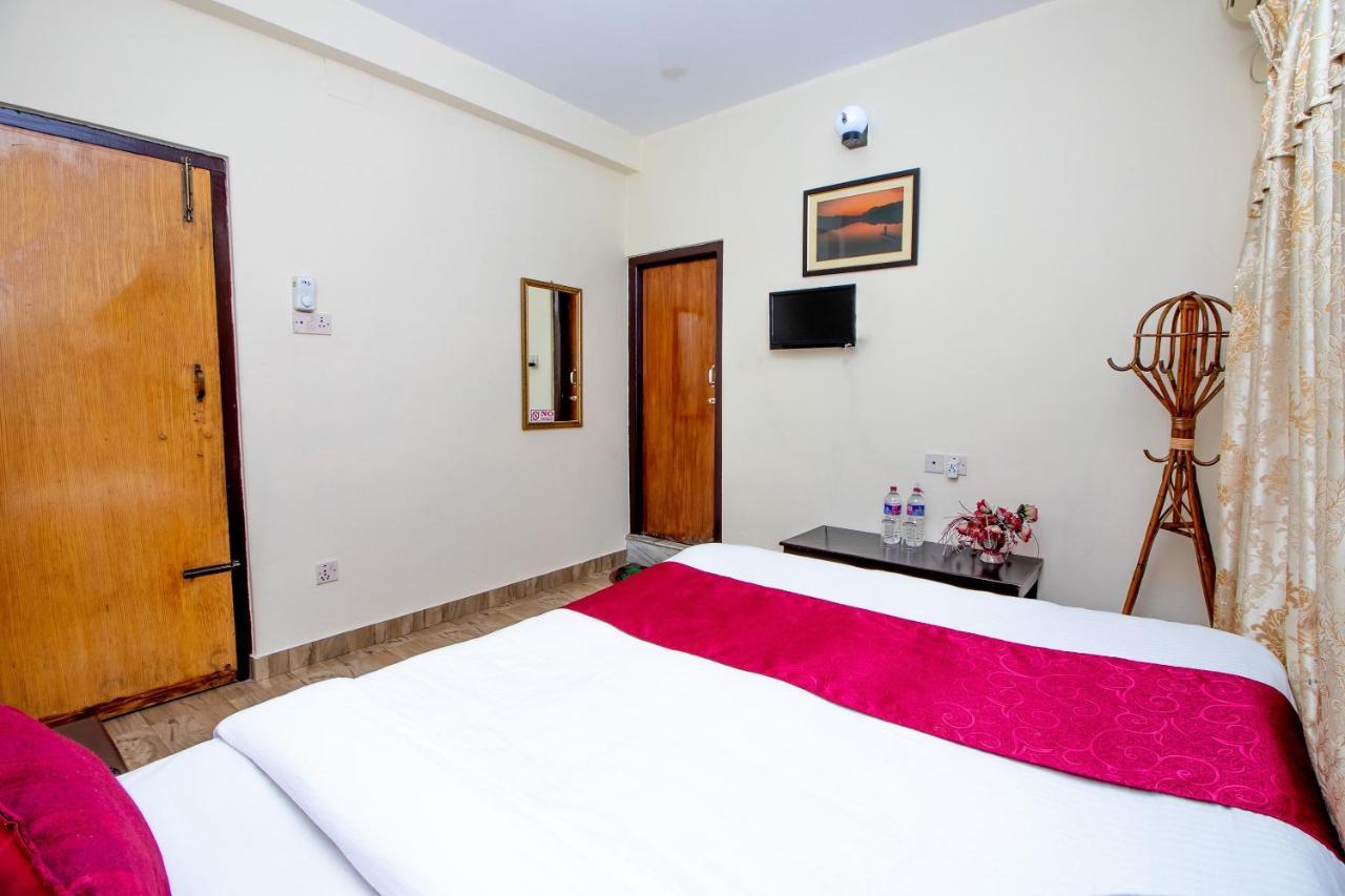 Hotel Royal Image Pokhara Buitenkant foto