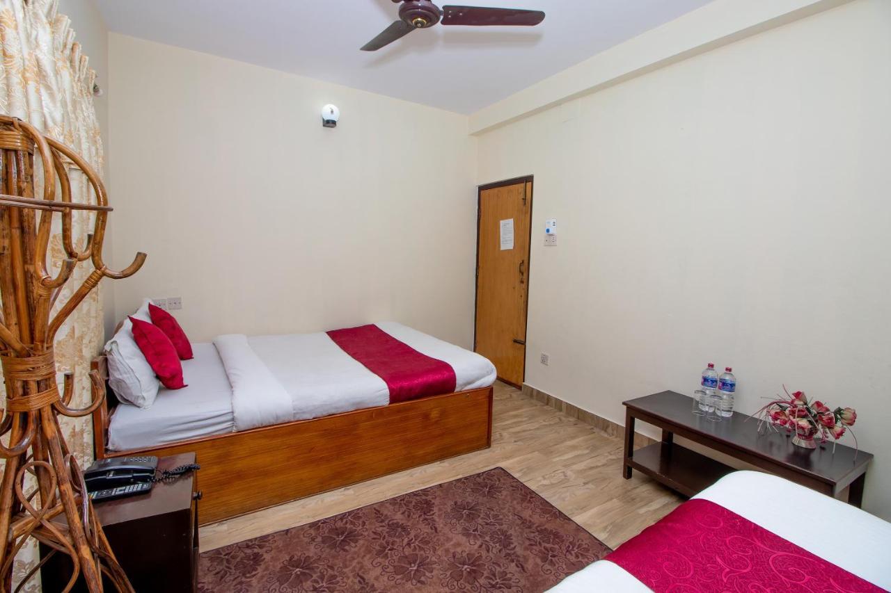 Hotel Royal Image Pokhara Buitenkant foto