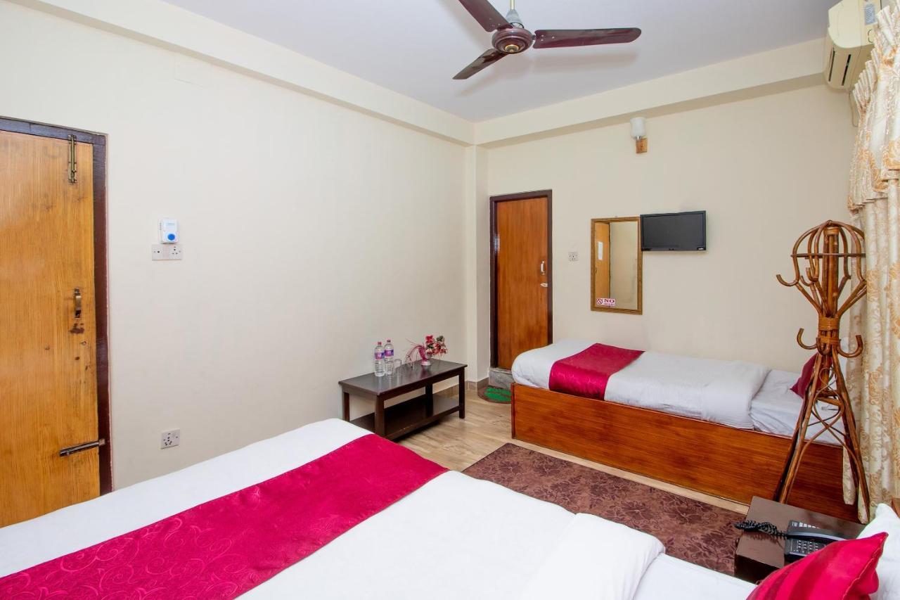 Hotel Royal Image Pokhara Buitenkant foto